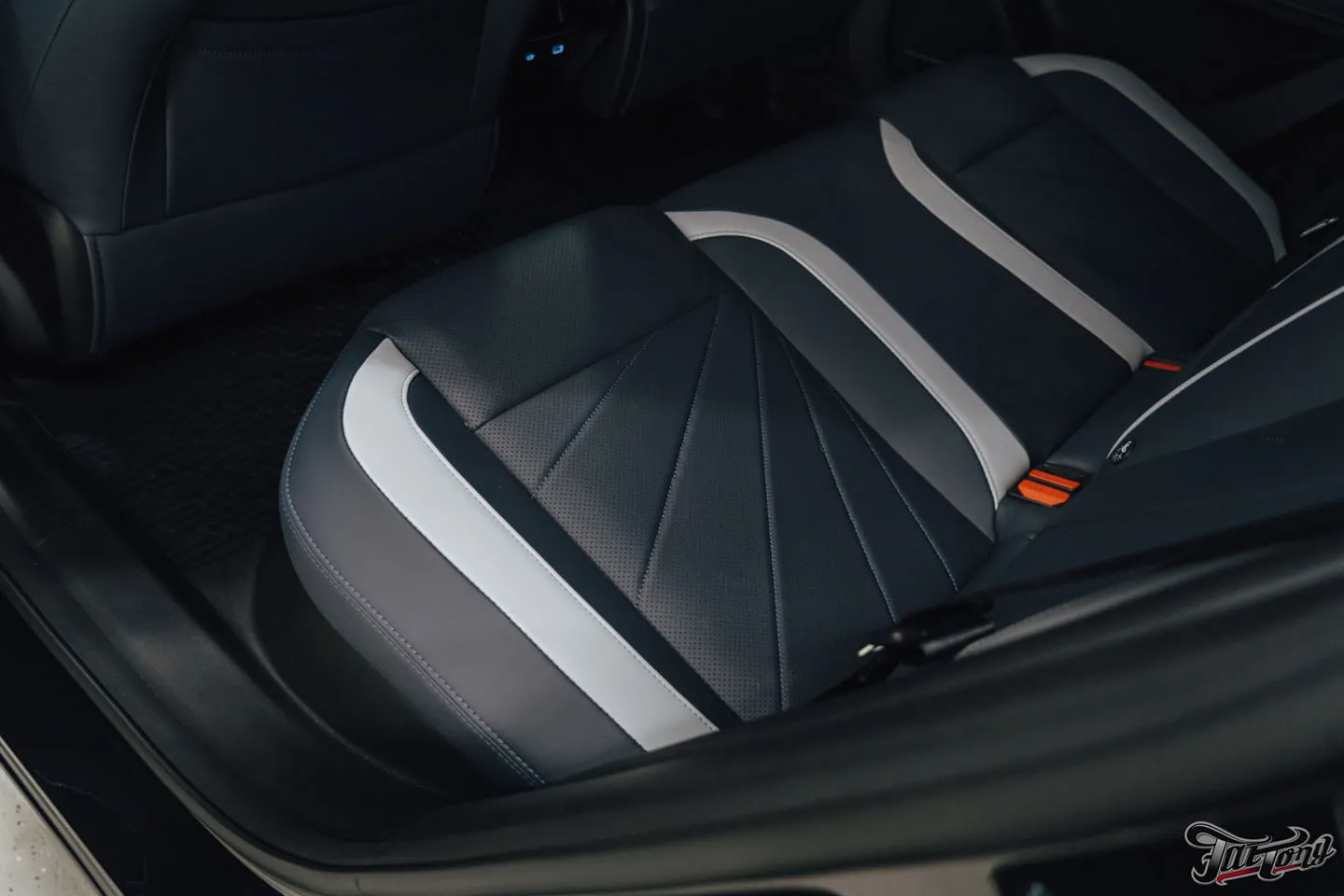Подарок для будущей супруги: оклеили Geely Atlas матовым винилом, переднюю часть забронировали полиуретаном, добавили глянцевые наклейки + защита глянца в салоне, керамика пленки и кожи